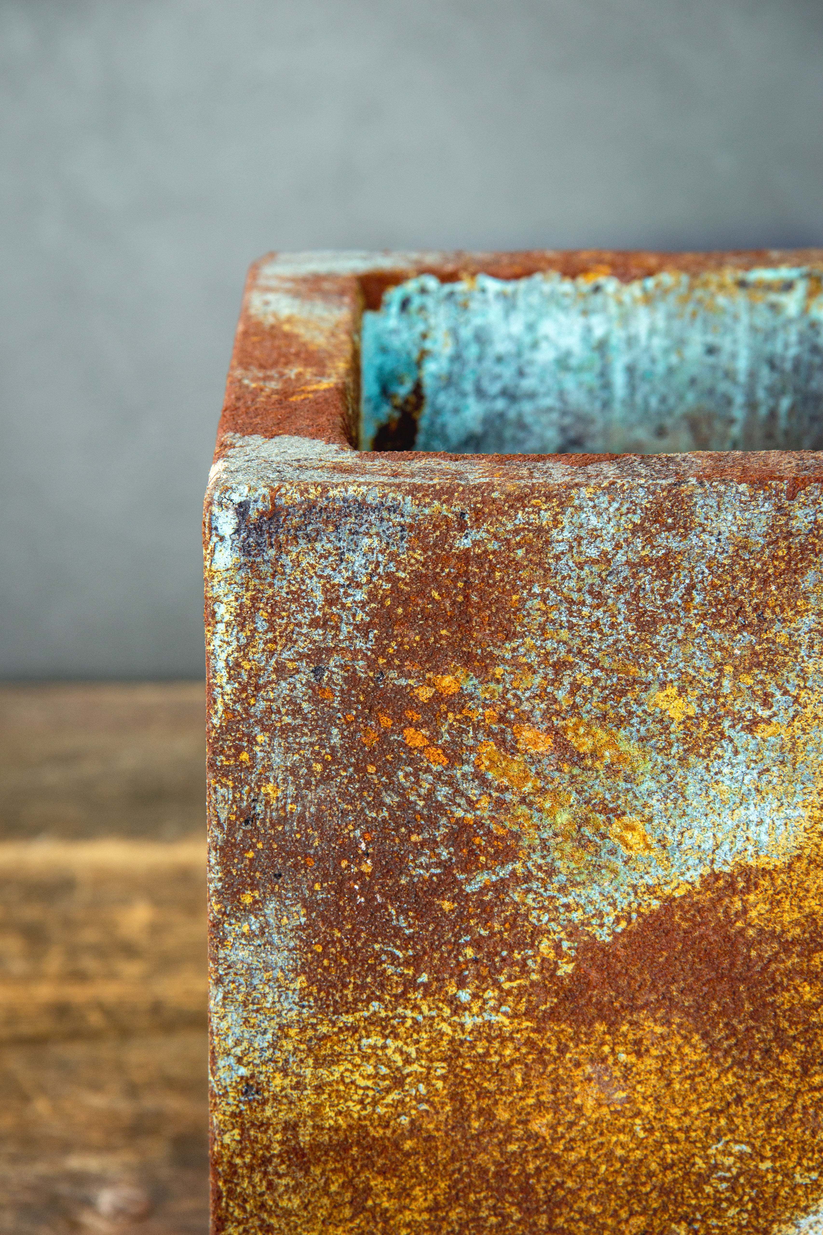 Kwadratowa osłonka na doniczkę w stylu loft, efekt kortenu z turkusową patyną, ręcznie wykonana i malowana